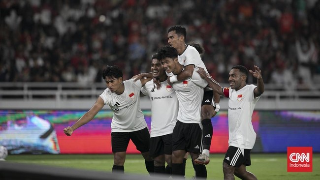 Pemain Indonesia All Stars merayakan gol Arkhan Kaka ke gawang Aston Villa. Kaka membobol gawang Aston Villa pada menit ke-83.