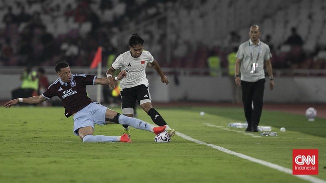 Fabio Azka (tengah) mendapat pengawalan ketat dari pemain Aston Villa dalam laga ekshibisi di Stadion Utama GBK. Meski masih muda, Fabio tampil impresif menjaga sisi sayap Indonesia.
