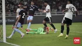 Gawang Aston Villa yang dijaga James Wright dibobol Arkhan Kaka dalam pertandingan ekshibisi di Stadion Utama Gelora Bung Karno, Senayan, Jakarta, Sabtu (1/8) malam.