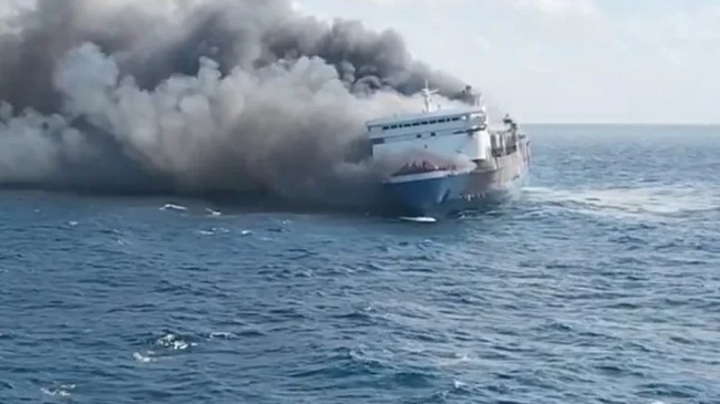 Kapal KM Mutiara Sentosa 2 Terbakar, Basarnas Cari 41 Korban