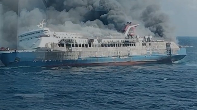 Detik-Detik Kebakaran KM Mutiara Sentosa Rute Surabaya-Makassar