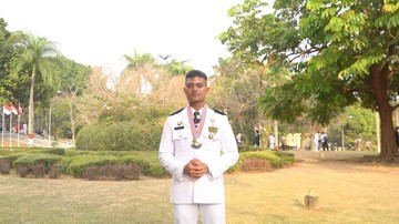 Farmer's Son Becomes Top Graduate at Indonesian Public Administration Institute