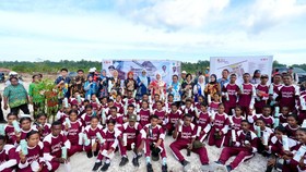 Ketua Umum (Ketum) Tim Penggerak Pemberdayaan dan Kesejahteraan Keluarga (TP PKK) Tri Tito Karnavian menyalurkan berbagai bantuan kepada siswa dan guru Sekolah Rakyat di Kabupaten Biak Numfor, Papua, Sabtu (1/8/2026).