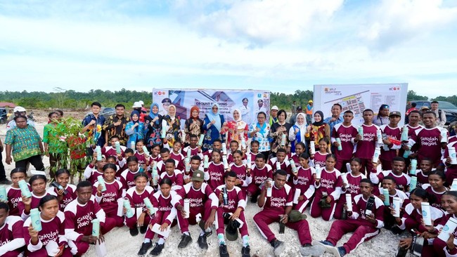 Ketua Umum (Ketum) Tim Penggerak Pemberdayaan dan Kesejahteraan Keluarga (TP PKK) Tri Tito Karnavian menyalurkan berbagai bantuan kepada siswa dan guru Sekolah Rakyat di Kabupaten Biak Numfor, Papua, Sabtu (1/8/2026).
