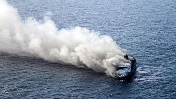 FOTO: Terbakarnya Kapal Mutiara Sentosa 2 di Sumenep