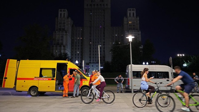 People ride bicycles past the site of an explosion at a restaurant in central Moscow, Russia August 1, 2026. REUTERS/Anastasia Barashkova