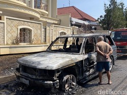 Range Rover Terbakar di Jalan Tampomas Gajahmungkur Semarang