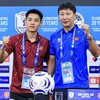 Nguyen Dinh Bach (kiri) tampil kurang impresif saat melawan Singapura sehingga membuat Kim Sang Sik kesal.
