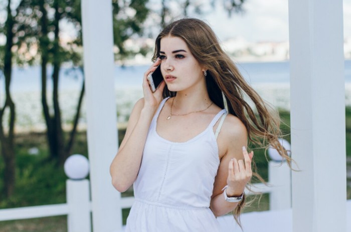 Orang yang lahir pada bulan Oktober dikenal memiliki selera tinggi, percaya diri, dan mudah memikat banyak orang. Menurut astrologi, Libra dan Scorpio memberi mereka pesona elegan yang sulit dilupakan./ Foto: magnific.com/prostooleh