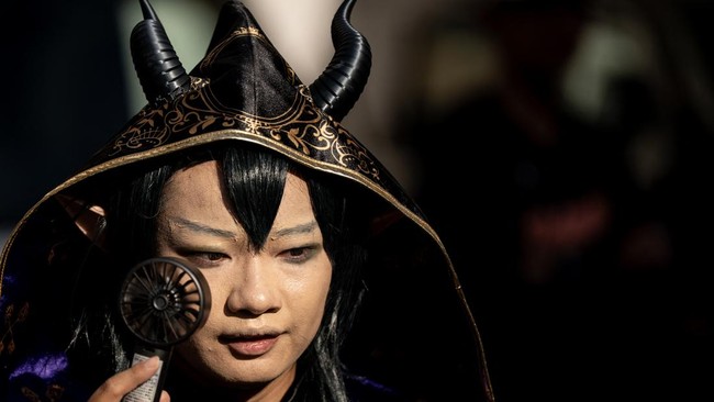 Teriknya cuaca panas Jepang dirasakan para peserta World Cosplay Summit (WCS) saat menunggu parade akbar di Nagoya, Sabtu (1/8).