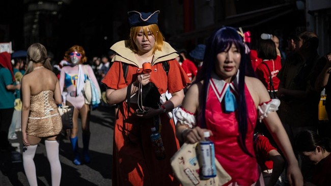 Teriknya cuaca panas Jepang dirasakan para peserta World Cosplay Summit (WCS) saat menunggu parade akbar di Nagoya, Sabtu (1/8).