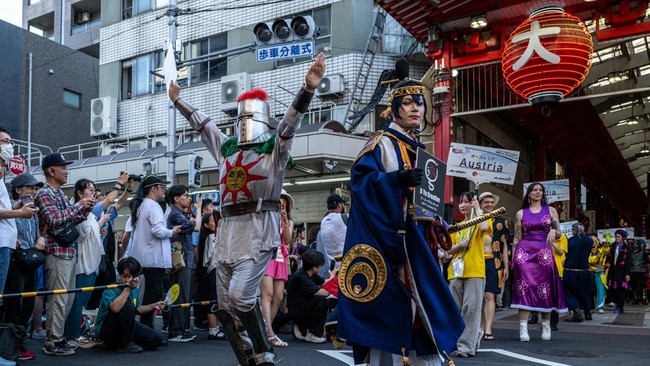 Teriknya cuaca panas Jepang dirasakan para peserta World Cosplay Summit (WCS) saat menunggu parade akbar di Nagoya, Sabtu (1/8).