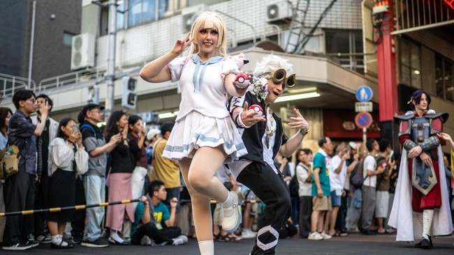 Teriknya cuaca panas Jepang dirasakan para peserta World Cosplay Summit (WCS) saat menunggu parade akbar di Nagoya, Sabtu (1/8).