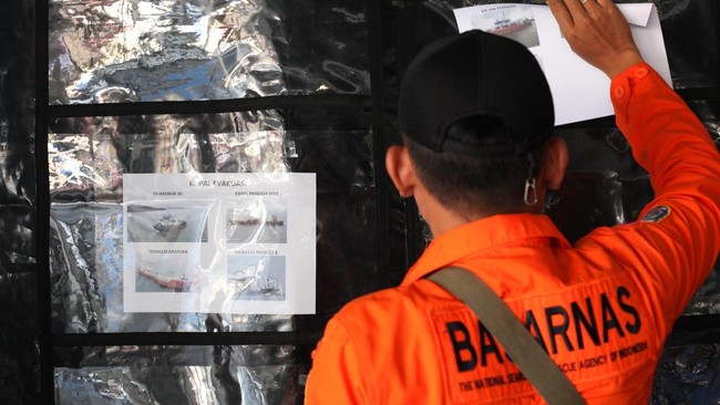 FOTO: Penampakan Asap Tebal Kebakaran KMP Mutiara Sentosa 2 di Sumenep