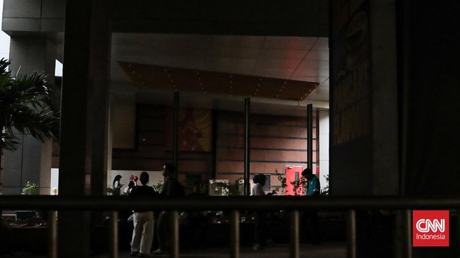 Sejumlah warga melintas di depan Plaza Blok M, Jakarta, Sabtu (2/8). (CNN Indonesia/Febria Adha L)