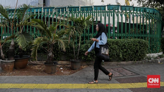 Sejumlah warga melintas di depan Plaza Blok M, Jakarta, Sabtu (2/8). (CNN Indonesia/Febria Adha L)