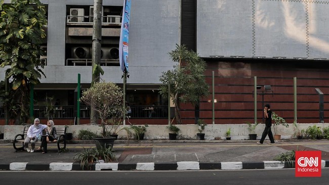 Sejumlah warga melintas di depan Plaza Blok M, Jakarta, Sabtu (2/8). (CNN Indonesia/Febria Adha L)