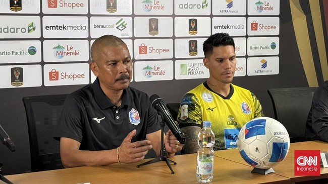 Pelatih Port FC Sarawut Treephan (kiri) dan kiper  Michael Aksel Bataican kecewa gagal mempertahankan gelar juara Piala Presiden 2026 usai dikalahkan Persebaya di Stadion Gelora Bung Tomo, Sabtu (1/8).