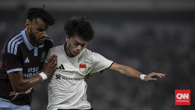 Reno Salampessy (kanan) berduel dengan pemain Aston Villa dalam pertandingan di Stadion Utama GBK. Reno merupakan salah satu pemain termuda dalam laga persahabatan tersebut.
