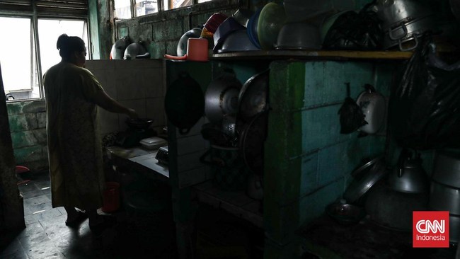 Sejumlah warga beraktivitas di teras Rusun Dakota, Jakarta, Minggu (2/8). (CNN Indonesia/Febria Adha L)