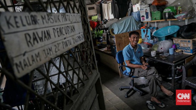 Sejumlah warga beraktivitas di teras Rusun Dakota, Jakarta, Minggu (2/8). (CNN Indonesia/Febria Adha L)