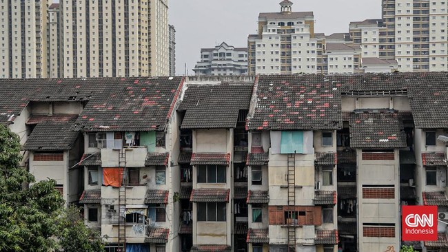 Sejumlah warga beraktivitas di teras Rusun Dakota, Jakarta, Minggu (2/8). (CNN Indonesia/Febria Adha L)