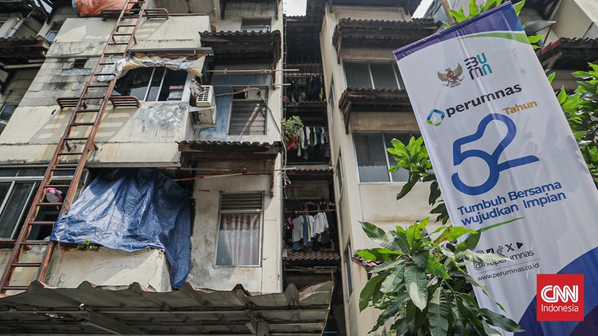 Sejumlah warga beraktivitas di teras Rusun Dakota, Jakarta, Minggu (2/8). (CNN Indonesia/Febria Adha L)