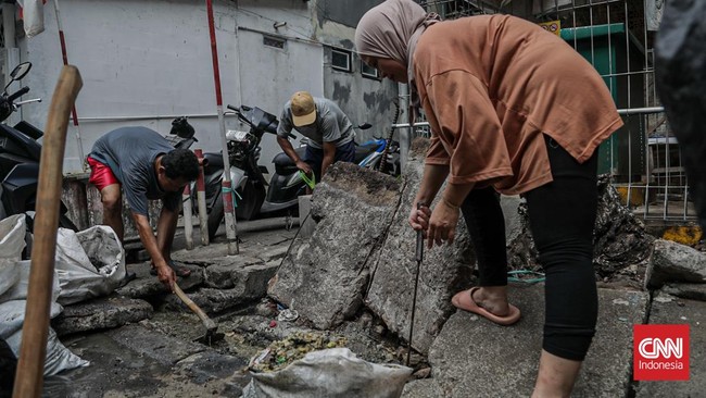 Sejumlah warga beraktivitas di teras Rusun Dakota, Jakarta, Minggu (2/8). (CNN Indonesia/Febria Adha L)