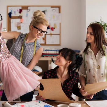 Sama-sama Berkarya di Dunia Mode, Ini Perbedaan Direktur Kreatif dan Fashion Designer