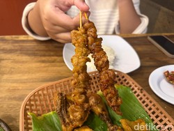Video: Puas Makan Iga Bakar dan Kulit Ayam Kriuk di Sambal Wiwitan Bekasi