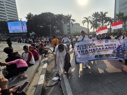 Mahasiswa Bersih-bersih di Area CFD Bundaran HI, Ajak Warga Pilah Sampah