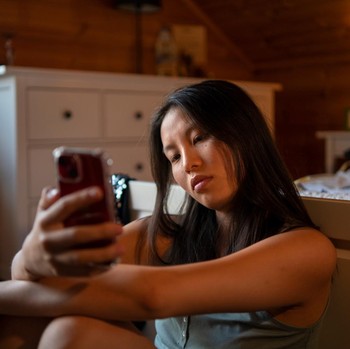 3 Kebiasaan Chat yang Diam-Diam Menunjukkan Seseorang Sulit Terbuka Secara Emosional