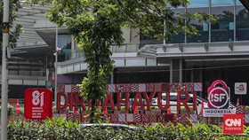 Tampak luar Mal Kota Kasablanka setelah pagar dicopot, Minggu (2/8). (CNN Indonesia/Febria Adha L).