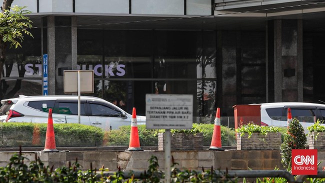 Tampak luar Mal Kota Kasablanka setelah pagar dicopot, Minggu (2/8). (CNN Indonesia/Febria Adha L).
