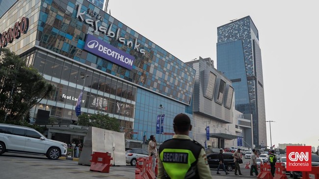 Tampak luar Mal Kota Kasablanka setelah pagar dicopot, Minggu (2/8). (CNN Indonesia/Febria Adha L)