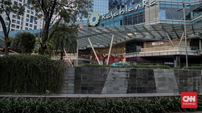 Tampak luar Mal Kota Kasablanka setelah pagar dicopot, Minggu (2/8). (CNN Indonesia/Febria Adha L)