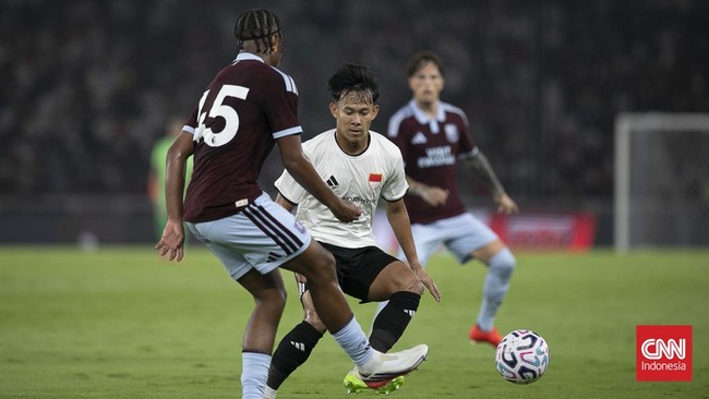Zagaby Gholy (tengah) mengawal pergerakan pemain Aston Villa Triston Rowe dalam pertandingan di Stadion Utama GBK. Sebagai salah satu pemain muda Indonesia, Gholy tak gentar dengan kualitas klub Inggris.