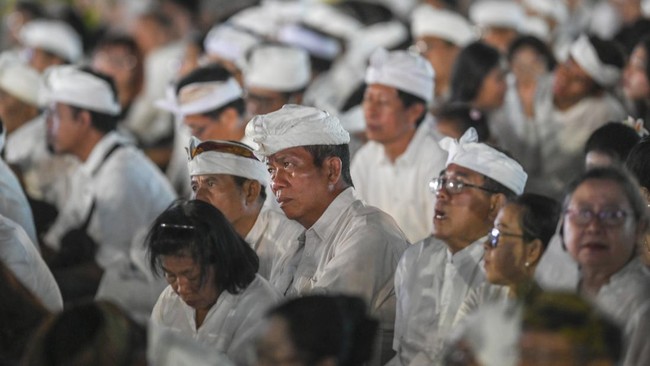 Umat Hindu menghadiri zikir dan doa kebangsaan 2006 di kawasan Monas, Jakarta, Sabtu (1/8/2026). Zikir dan doa kebangsaan yang mengusung tema Indonesia Berdaulat, Adil, dan Makmur tersebut dihadiri seratusan ribu orang dari berbagai agama sebagai pem