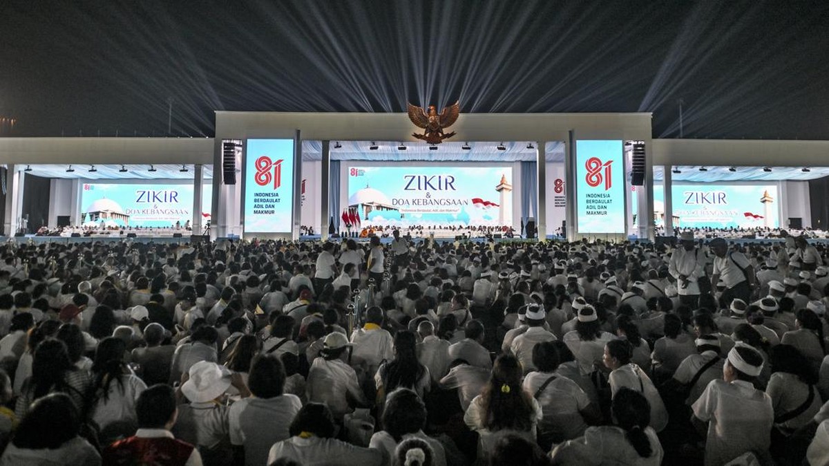 Suasana zikir dan doa kebangsaan 2006 di kawasan Monas, Jakarta, Sabtu (1/8/2026). Zikir dan doa kebangsaan yang mengusung tema Indonesia Berdaulat, Adil, dan Makmur tersebut dihadiri seratusan ribu orang dari berbagai agama sebagai pembuka rangkaian