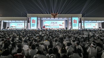 Suasana zikir dan doa kebangsaan 2006 di kawasan Monas, Jakarta, Sabtu (1/8/2026). Zikir dan doa kebangsaan yang mengusung tema Indonesia Berdaulat, Adil, dan Makmur tersebut dihadiri seratusan ribu orang dari berbagai agama sebagai pembuka rangkaian