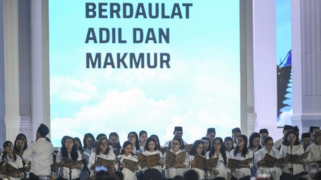 Paduan suara dari Ditjen Bimas Kristen dan Bimas Katolik menyanyikan lagu rohani saat zikir dan doa kebangsaan 2006 di kawasan Monas, Jakarta, Sabtu (1/8/2026). Zikir dan doa kebangsaan yang mengusung tema Indonesia Berdaulat, Adil, dan Makmur terseb