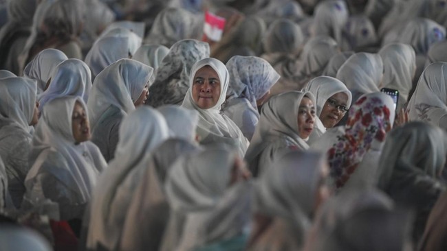 Umat Islam mengikuti zikir dan doa kebangsaan 2006 di kawasan Monas, Jakarta, Sabtu (1/8/2026). Zikir dan doa kebangsaan yang mengusung tema Indonesia Berdaulat, Adil, dan Makmur tersebut dihadiri seratusan ribu orang dari berbagai agama sebagai pemb