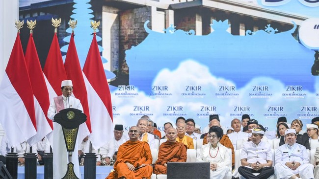 Menteri Agama Nasaruddin Umar (kiri) memberikan sambutan saat zikir dan doa kebangsaan 2006 di kawasan Monas, Jakarta, Sabtu (1/8/2026). Zikir dan doa kebangsaan yang mengusung tema Indonesia Berdaulat, Adil, dan Makmur tersebut dihadiri seratusan ri