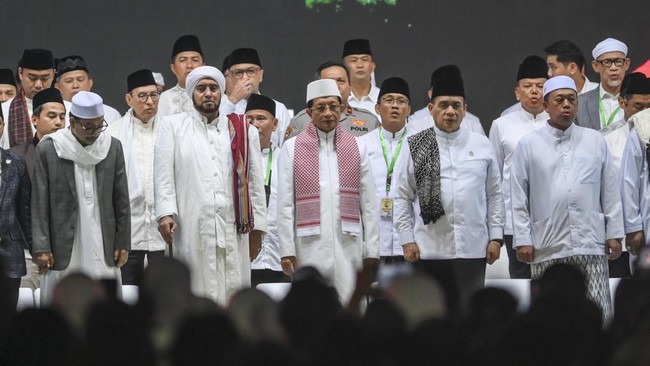 Menteri Agama Nasaruddin Umar (tengah) bersama Menteri ATR/Kepala BPN Nusron Wahid (kanan), Wakil Menteri Agama Romo Muhammad Syafi'i (kedua kanan) dan ulama Habib Syech Bin Abdul Qodir Assegaf (kedua kiri) menghadiri zikir dan doa kebangsaan 2006 di