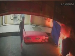 Viral Pria Berjaket Hitam Bakar Gerobak Bakso-Dimsum di Jalan Ria Cimahi