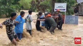Banjir melanda sejumlah daerah di Sumbar, akibat hujan lebat yang terjadi sejak Senin (3/8) siang. Ratusan orang terpaksa dievakuasi, karena kondisi lokasi yang membahayakan dan terendam air dengan ketinggian hingga satu meter lebih.