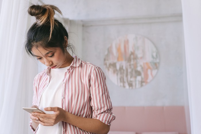 Tipe orang seperti ini mungkin tidak secara gamblang mengatakan bahwa mereka tidak ingin menghabiskan waktunya bersamamu. Tapi kamu bisa mengenali tanda-tandanya dari kalimat yang mereka gunakan dalam percakapan.