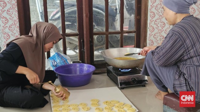 Cerita dari Ujung Jakarta: Neng Mae Ubah Jajanan Tradisional Jadi Mesin Cuan
