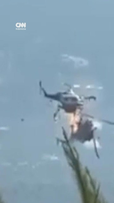 Detik-detik Tabrakan Dua Helikopter saat Padamkan Kebakaran Hutan