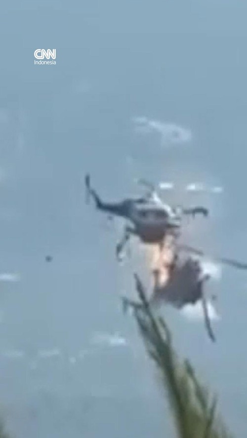Detik-detik Tabrakan Dua Helikopter saat Padamkan Kebakaran Hutan